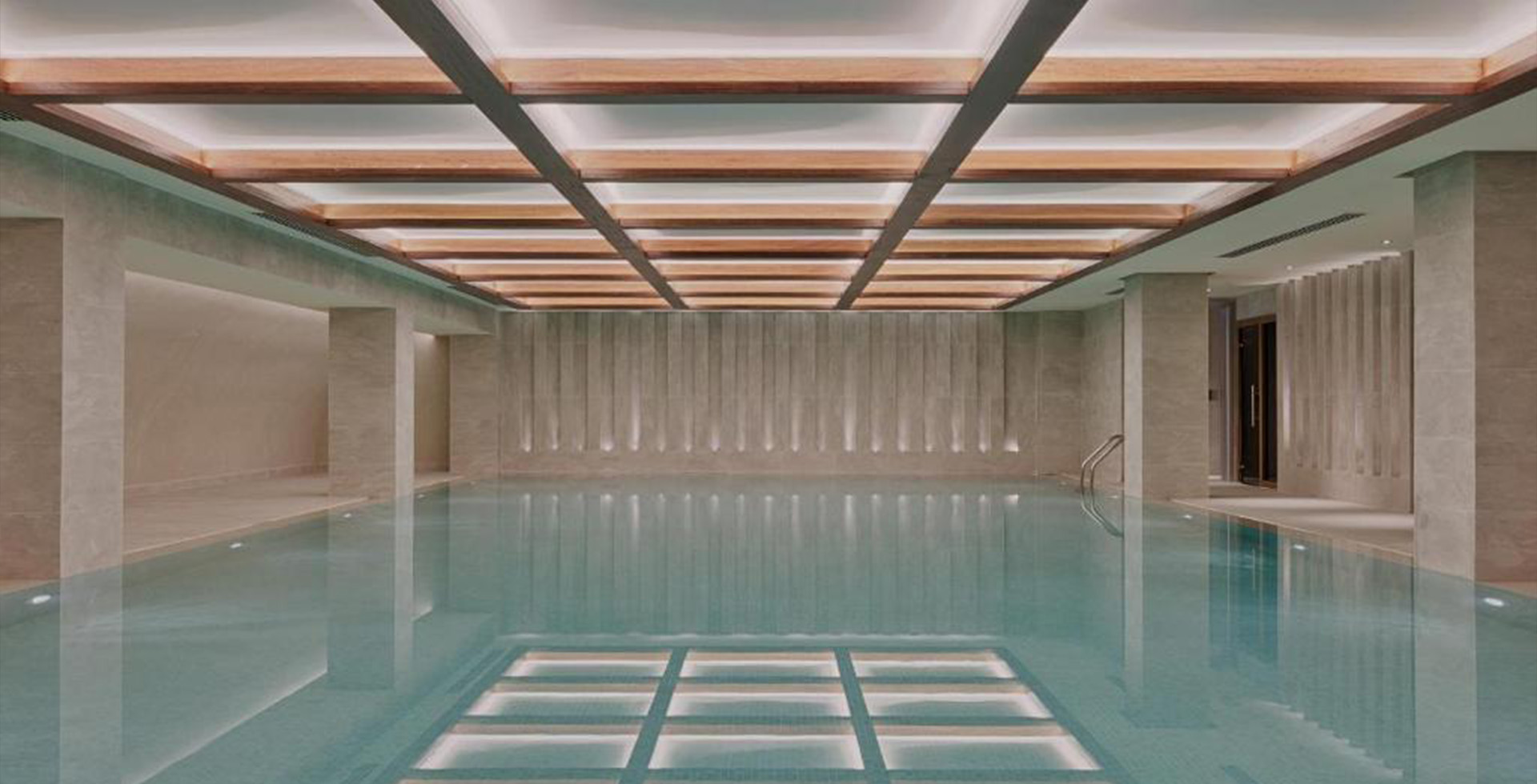 Dompel onder in elegantie: Sauna Dekor's Bazelbad, het watersymfon van een ontwerper