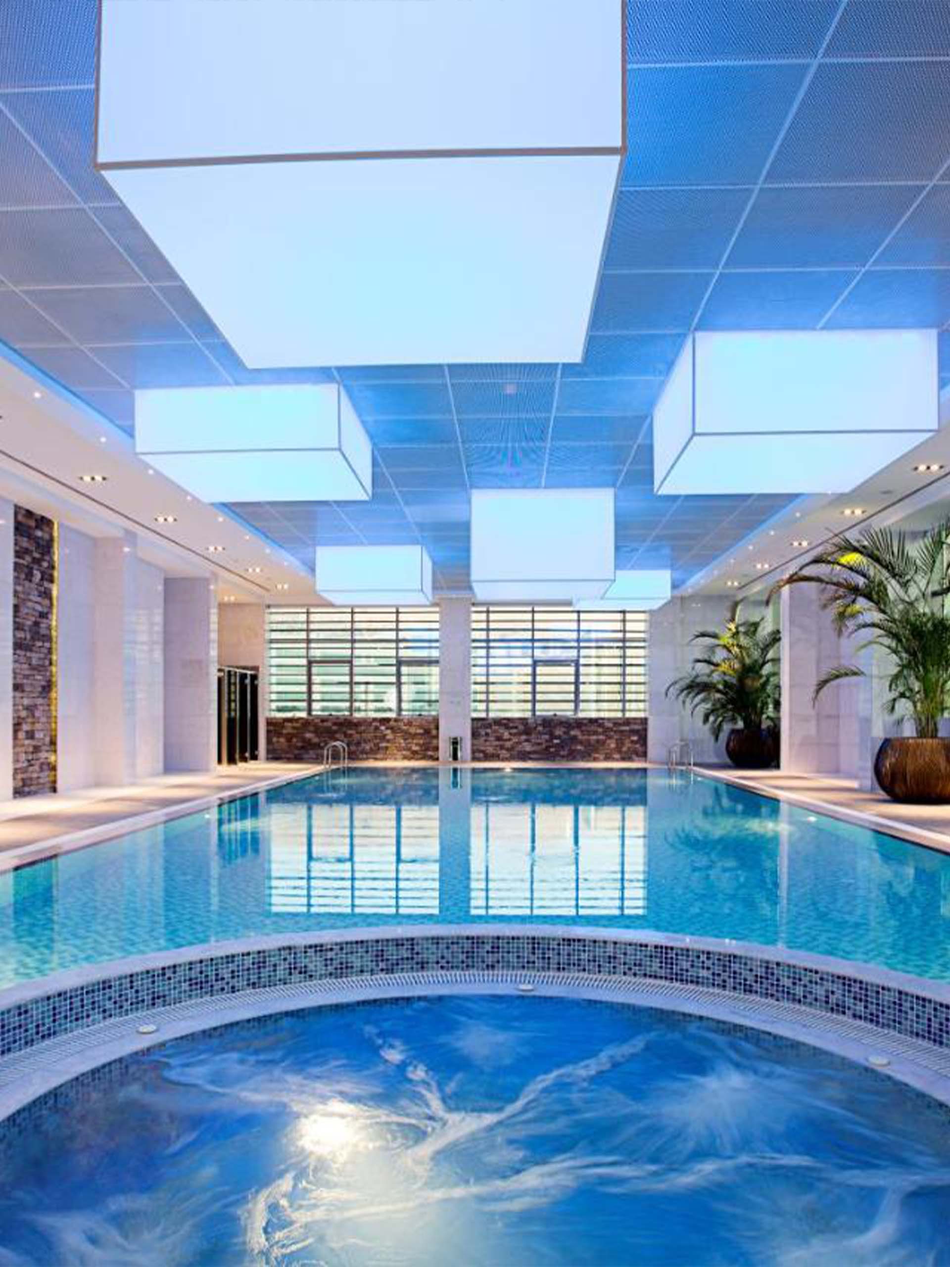 Dompel onder in elegantie: Sauna Dekor's Coburg zwembad, een watersymfonie van een ontwerper