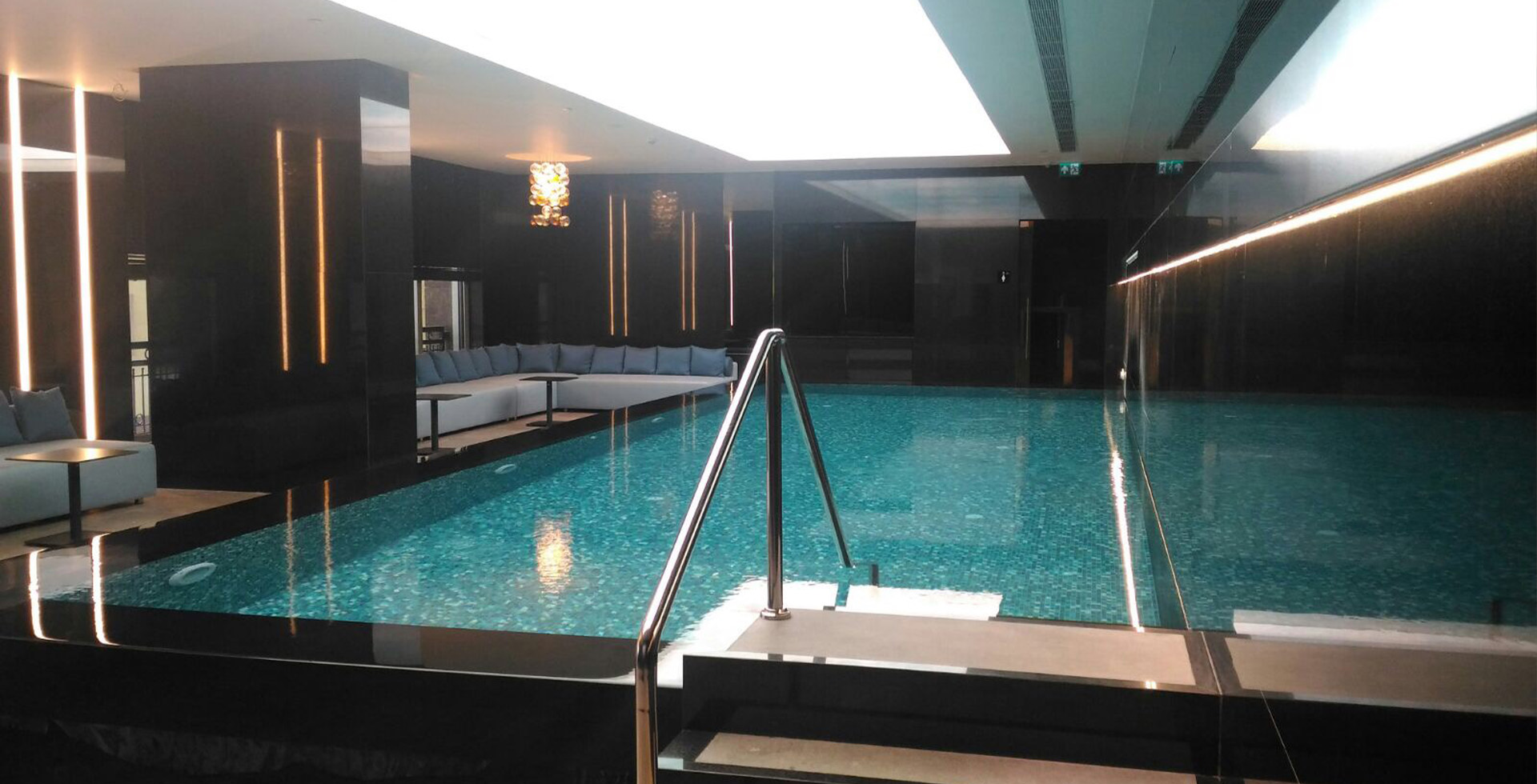 "Lagune van weelde: Sauna Dekor's Lugano zwembad, waar design en vloeibare luxe elkaar ontmoeten