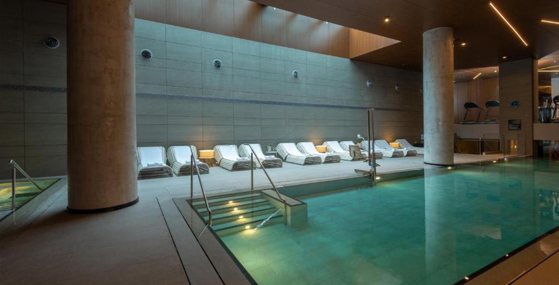 Sereniteit onthuld: Sauna Dekor's Zürich zwembaden, waar design en waterplezier elkaar ontmoeten